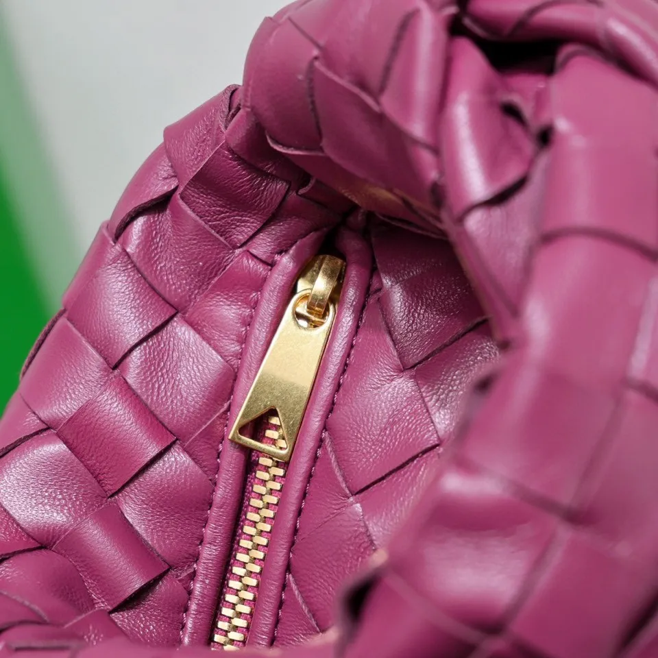 Batch 1080 BV super mini JODIE handbag, dumpling bag, woven knotted bag, simple, fashionable and super cute🍒Every color is high-end. It is a smaller version of the original mini version🤣It can only hold cuteness🍓🍓The upper body is fashionable and romantic. The fashionable bags created by Daniel Lee are really more and more favored by street experts. Style number: 6699-0# Size: 17*16*6.5